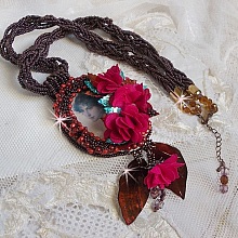 Pendentif Belle H&eacute;l&egrave;ne pour une mode vintage avec un cabochon visage d&rsquo;une femme, fleurs en tissu mis en forme aves rocailles Dark Bronze, cristaux, feuilles en Nacre Marron et Calcite Jaune/Blanc