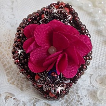 Bague  Belle H&eacute;l&egrave;ne brod&eacute;e avec une fleur en tissu, une Calcite jaune/blanc et des rocailles.