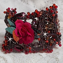Bracelet manchette Belle H&eacute;l&egrave;ne pour une mode vintage avec des fleurs en tissu mis en forme avec rocailles Dark Bronze, bugles et mini-goutte en verre, facettes, calcite, perles et cristaux