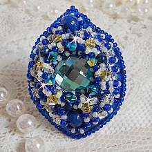 Bague Blue Palace brod&eacute;e avec un cabochon rond facett&eacute; Turquoise, des perles rondes nacr&eacute;es, estampe filigran&eacute;e, chatons, toupies en Cristal, rocailles et perles sur une bague filigran&eacute;e Argent&eacute;e