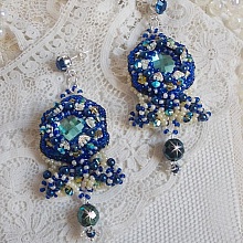 BO Blue Palace brod&eacute;es avec des cabochons facett&eacute;es en verre, des coupelles en forme de fleurs filigran&eacute;es, perles rondes facett&eacute;es Bleu-Marine AB et rocailles. Mont&eacute;es sur des clous en Argent 925