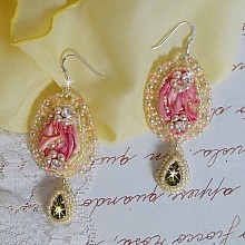 BO Les D&eacute;lices de l'Et&eacute; brod&eacute;es avecdes strass sur un ruban de soie Shibori jaune et rose, des rocailles et des crochets d'oreilles en argent 925/1000