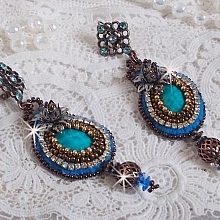 BO Ilycia Charming brod&eacute;es avec deux cabochons facett&eacute;s Turquoise, cristaux comme : fleurs, cha&icirc;ne strass, cabochons aux couleurs Bleues et Cristal &agrave; laquelle s'ajoute des rocailles et des dormeuses