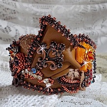 Bracelet Les R&ecirc;ves d'Acapulco manchette brod&eacute; sur du cuir vachette caramel avec des Cristaux de Swarovski, des perles magiques et des rocailles