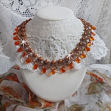 Collier Ambre avec des cristaux de Swarovski : perles nacr&eacute;es/toupies, gouttes en verre et rocailles. Aux couleurs Topaze, Travertin, Copper et Gold pour une transparence aux reflets ambr&eacute;s.