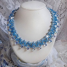 Collier Light Azur avec des perles nacr&eacute;es en cristal de Swarovski et des gouttes en verre