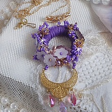 Pendentif Laureline brod&eacute; avec un fil 100% coton, fleurs lucites, perles nacr&eacute;es, rocailles verres et perles Cristal Swarovski
