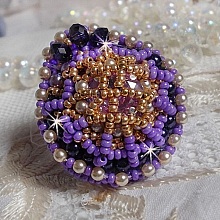 Bague Laureline brod&eacute;e sur une bague Dor&eacute;e avec un cabochon carr&eacute; Violet, perles rondes aplaties, perles rondes nacr&eacute;es en verre Ivoire, Mauve et Purple, rocailles pour un style Contemporain