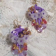 BO Laureline brod&eacute;es avec un fil coton Violet &agrave; laquelle s'ajoute des fleurs Lucites, des gouttes Rose AB, Lavende, perles rondes nacr&eacute;es Mauve, calottes filigran&eacute;es et crochets d'oreilles Cristal