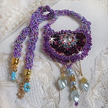 Collier Freesia brod&eacute; avec des roses en r&eacute;sine Fuchsia marbr&eacute; de Rose, des cristaux de Swarovski et des rocailles.