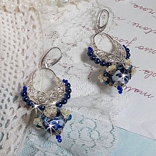 BO Lotus Flowers sont mont&eacute;es avec chandeliers demi-lune motif papillons et fleurs, perles de Venise, estampes, coupelles, toupies, rocailles et dormeuses en Argent 925