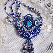 Collier Paris Divine brod&eacute; avec des Cristaux de Swarovski, des perles en cristal de Boh&egrave;me et des rocailles 