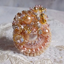 Bague Poudre de Riz brod&eacute;e avec des cristaux de Swarovki fa&ccedil;on vintage et des perles de Culture