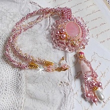 Collier pendentif Quartzib'Elle brod&eacute; avec un Quartz rose, une pierre tr&egrave;s fine 