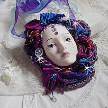Masque v&eacute;nitien L a R&ecirc;veuse de Venise brod&eacute; avec un ruban de Shibori tr&egrave;s riche en couleurs des cristaux de Swarovski et des perles