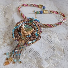 Collier pendentif Cheyenne brod&eacute; tout en rocailles de haute qualit&eacute; avec des pierres semi-pr&eacute;cieuses