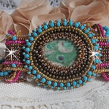 Bracelet Cheyenne manchette brod&eacute; avec une pierre de gemme, un rubis Fuchsite avec des rocailles Miyuki et des rocailles tch&egrave;ques.