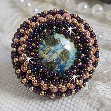 Bague Bonjour Paris cabochon marbr&eacute; bleu/vert/&eacute;cru orn&eacute;e de rocailles Miyuki dont la couleur dominante est le Violet. Mont&eacute;s sur bague dor&eacute;e en laiton et sur une feutrine Bleu n&eacute;on. Un look city !