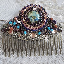 Peigne Bonjour Paris cabochon marbr&eacute; bleu/vert/&eacute;cru orn&eacute; de rocailles en verre dont la couleur dominante est le Violet. Mont&eacute;s sur un peigne Bronze m&eacute;tal avec des perles du Soleil. Un look city !