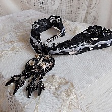 Collier pendentif Goldnight brod&eacute; avec des cristaux de Swarovski fa&ccedil;on baroque
