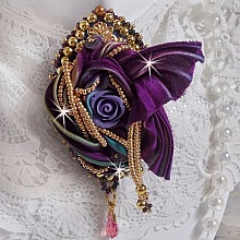 Broche La Passionn&eacute;e de Venise brod&eacute;e avec un ruban de soie Purple, une rose en r&eacute;sine mauve et des rocailles Miyuki