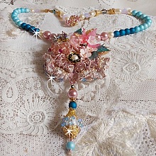 Collier Boh&ecirc;me avec de beaux cristaux de Swarovski, des perles rondes et des rocailles