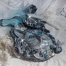 Masque Chatchou tout en Fimo brod&eacute; avec des perles de Swarovski, un ruban de soie et des rocailles