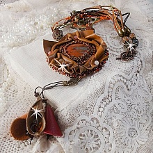 Collier Amber Romance avec un cabochon jaspe Picasso orn&eacute; de rocailles en verre, toupies de diff&eacute;rentes couleurs en cristal, perles de gemme Citrine, Agate et Jaspe Picasso. Mont&eacute;s sur du cuir