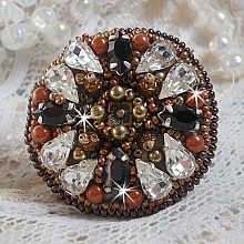 Bague Amber Romance avec cristaux : navettes Jet, Poires Cristal et perles rondes nacr&eacute;es sur une bague couleur Bronze. Les cristaux sont orn&eacute;s de perles magiques et rocailles, un style Am&eacute;rindien