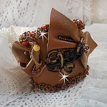 Bracelet manchette Amber Romance brod&eacute; avec du cuir vachette tr&egrave;s souple, des perles semi-pr&eacute;cieuses comme la Citrine, l' Agate et des rocailles
