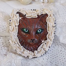 Masque Chat Rocky aux Yeux Verts tout en Fimo brod&eacute; avec un dentelle beige tr&egrave;s fine, des perles rondes nacr&eacute;es en Cristal de Swarovski, de la peinture et des rocailles