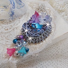 Pendentif Mademoiselle Bluse Haute Couture brod&eacute; avec dentelle Gris perl&eacute;, rubans : satin et organza, fleurs  en tissu &agrave; laquelle s&rsquo;ajoute des cristaux : perles nacr&eacute;es, navette et toupies