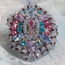Bague Mademoiselle Bluse brod&eacute;e avec des navettes en Cristal : Tanzanite, Light Saphir et Cristal &agrave; laquelle s&rsquo;ajoute des chatons, toupies, perles rondes nacr&eacute;es Rose en verre et rocailles