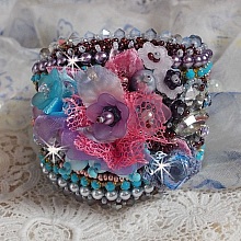 Bracelet manchette Mademoiselle Bluse Haute-Couture brod&eacute; avec des Cristaux de Swarovski, des fleurs en verre de boh&egrave;me, de l'Argent 925/1000, de la dentelle  et des rocailles