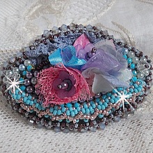 Barrette &agrave; cheveux  Mademoiselle Bluse Haute Couture brod&eacute;e avec dentelle Gris perl&eacute; et Rose, rubans : satin et organza, fleurs en tissu &agrave; laquelle s&rsquo;ajoute des cristaux : perles, toupies et rocailles