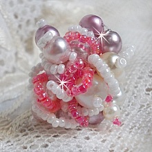Bague Roses D&eacute;tente est brod&eacute;e avec des cristaux de Swarovski, une bague en argent massif 925/1000 et des rocailles