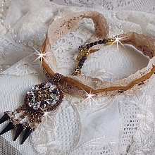 Pendentif Pampilles Amber brod&eacute; avec des Cristaux de Swarovski, des facettes Antique, des spikes noires, une estampe dor&eacute;e filigran&eacute;e, des rocailles et de la dentelle ancienne