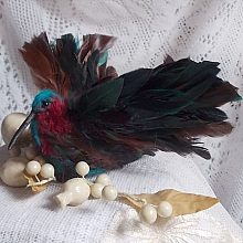 Le Colibri Thalassin cr&eacute;e enti&egrave;rement en porcelaine, des plumes de Coq et Fantaisies, des petites rocailles