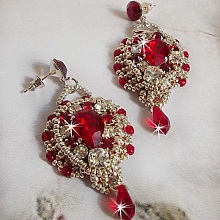 BO Drigon Red brod&eacute;es avec des cabochons Rouge, Cristal et Argent&eacute;, repr&eacute;sentant une femme Dragon &agrave; laquelle s&rsquo;ajoute des strass, rocailles, facettes et clous d&rsquo;oreilles Argent 925. Esprit Asiatique !