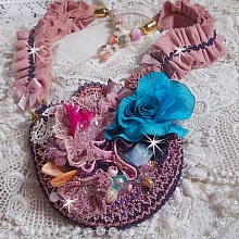 Plastron Jardin Po&eacute;tique cr&eacute;&eacute; avec de la dentelle des ann&eacute;es 1950, cristaux de Swarovski, perles en verre, pierres de gemmes, perles &eacute;mail, rocailles avec fermoir en plaqu&eacute; Or 