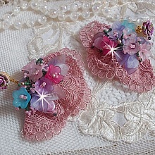 BO Jardin Po&eacute;tique brod&eacute;es sur une belle dentelle rose Antique avec des fleurs lucites et des rocailles