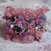Bracelet Jardin Po&eacute;tique manchette brod&eacute; avec dentelle Vieux Rose, r&eacute;sille tubulaire, cristaux, fleurs et feuilles Lucites, fleurs givr&eacute;es R&eacute;sine, facettes, rocailles et perles rondes en Nacre