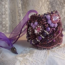Bracelet Chinese Purple Stone manchette brod&eacute; de pierres fine : les Sugilites, des Cristaux de Swarovski, des rocailles et un ruban Organza Violet