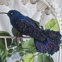 Oiseau Mon Colibri est cr&eacute;e enti&egrave;rement en perles de rocailles, porcelaine et tissu