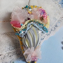 Broche Ombrelle de Fleurs brod&eacute;e avec un ruban de soie Gris/Jaune, des cristaux de Swarovski, des fleurs Lucite, des perles en Nacre, de la dentelle et des rocailles