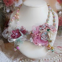 Collier Douceur poudr&eacute;e brod&eacute; avec de la dentelle, fleurs en tissu, fleurs en voile, fleurs lucites, tulle, &eacute;tamines, r&eacute;sine tubulaire, perles rondes nacr&eacute;es, perles rondes Jade et fermoirs Plaqu&eacute; Or