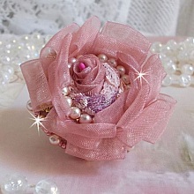 Bague Douceur Poudr&eacute;e brod&eacute;e avec de la dentelle Rose/Saumon &agrave; fleurs, ruban organza et velours Vieux Rose Antique, &eacute;tamines, perles rondes nacr&eacute;es Rose P&ecirc;che et rocailles sur une bague en Laiton