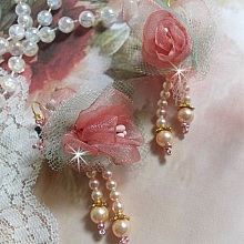 BO Douceur Poudr&eacute;e brod&eacute;es sur des cabochons dormeuses en Laiton avec du ruban velours, tulles, ruban Organza, &eacute;tamines, coupelles, cristaux, perles rondes en Verre et rocailles