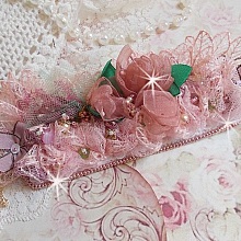 Bracelet Douceur Poudr&eacute;e manchette brod&eacute; avec une dentelle motif floral, ruban organza, tulles, n&oelig;uds, &eacute;tamines, sequins paillettes. La couleur dominante est le Rose &agrave; laquelle s&rsquo;ajoute des cristaux 