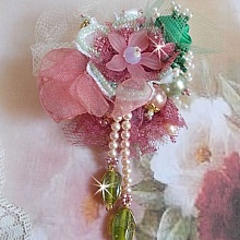 Broche Douceur Poudr&eacute;e brod&eacute;e sur une base et une broche Dor&eacute;e en Laiton avec du ruban velours, tulles, ruban Organza, &eacute;tamines, coupelles, cristaux, perles rondes en Verre et rocailles